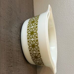 Vintage verde Cinderella square flower
I Qt 1.5 Qt beautiful condition.